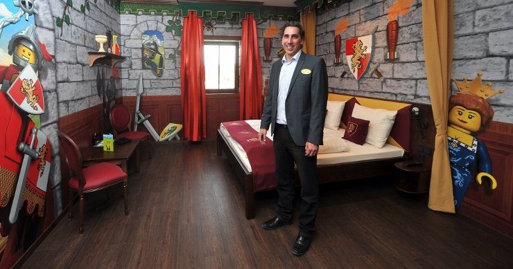 Foto: LEGOLAND Deutschland, Direktor Christian Sichert präsentiert eines Turmzimmer