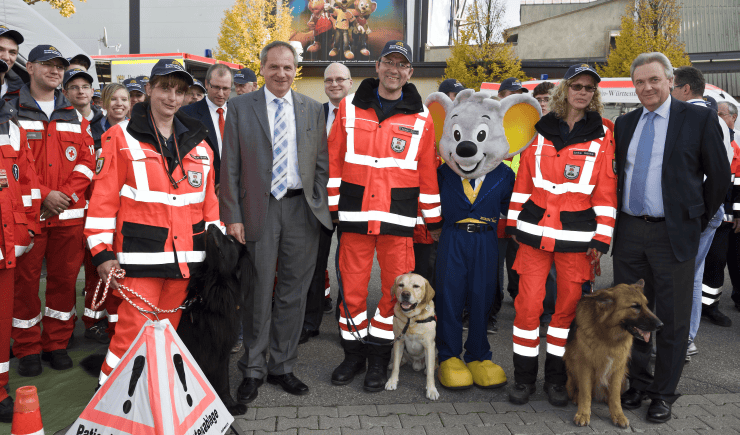 Foto: Europa-Park, Gut informiert: Innenminister Reinhold Gall und Jürgen Mack mit Helferinnen und Helfern der Hilfsorganisationen