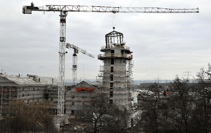 Foto: Europa-Park, Leuchtturm erhält Kuppel