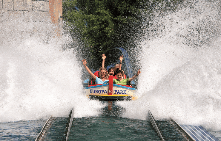 Foto: Europa-Park, Erfrischender Adrenalinkick – die Wasserachterbahn Poseidon im Griechischen Themenbereich