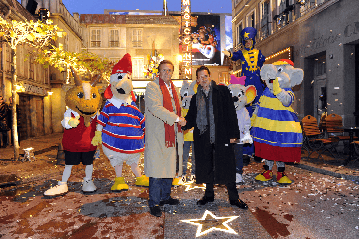 Foto: Europa-Park, Roland Mack gratuliert Max Tidof zu seinem eigenen Stern in der Französischen Filmstraße des Europa-Park