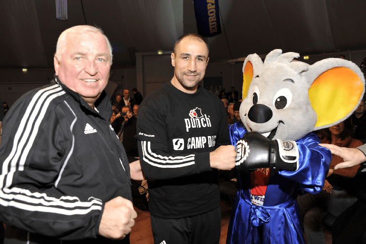Foto: Europa-Park, Der renommierte Boxstall Sauerland im Europa-Park: Abraham und Wegner beim Scherzen mit der Euro-Maus