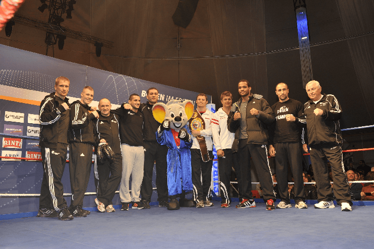 Foto: Europa-Park, Boxprofis und Trainerlegenden im Boxring vor 1000 Zuschauern im Europa-Park Dome