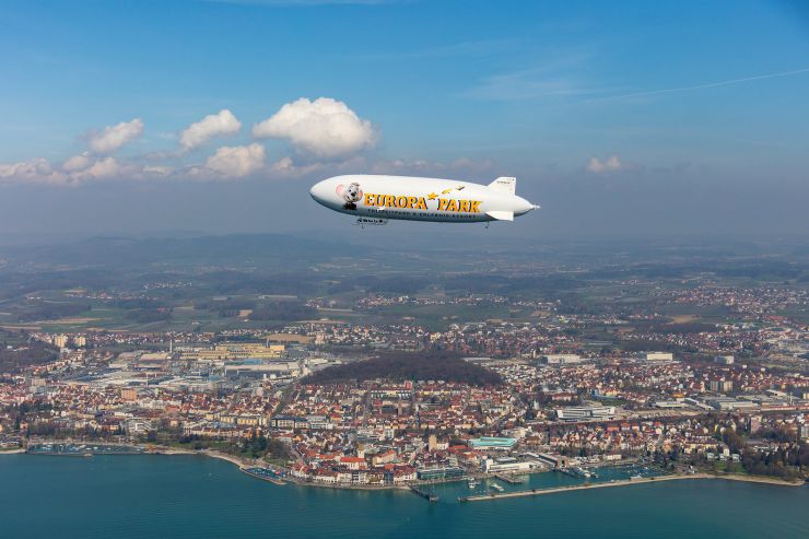 Foto: Europa-Park, Der Europa-Park Zeppelin schwebt über dem Bodensee