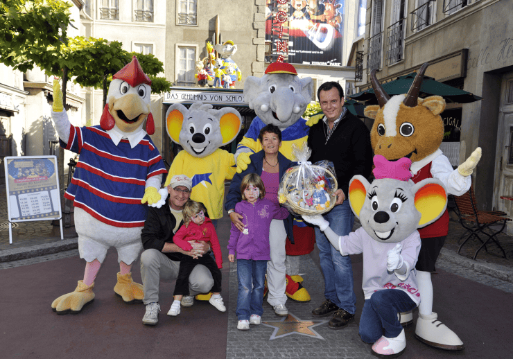 Foto: Europa-Park, Eine Million Besucher – Michael Mack mit der Familie Zwahlen-Marti