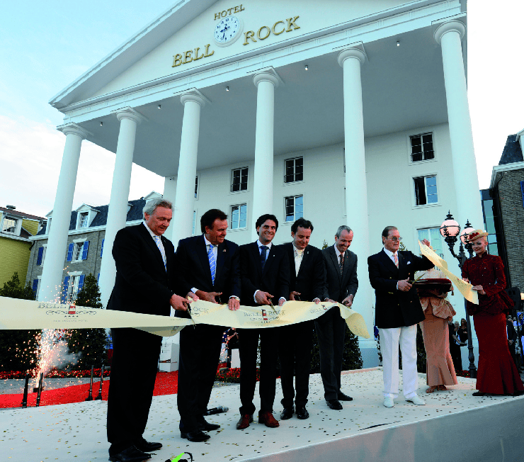 Fotot: Europa-Park, Roger Moore eröffnet mit der Familie Mack das Hotel Bell Rock