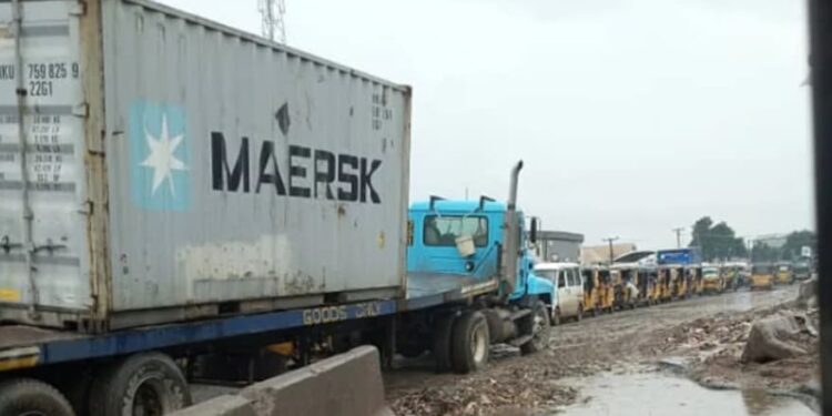 Commuters, pedestrians battle gridlock after rainfall