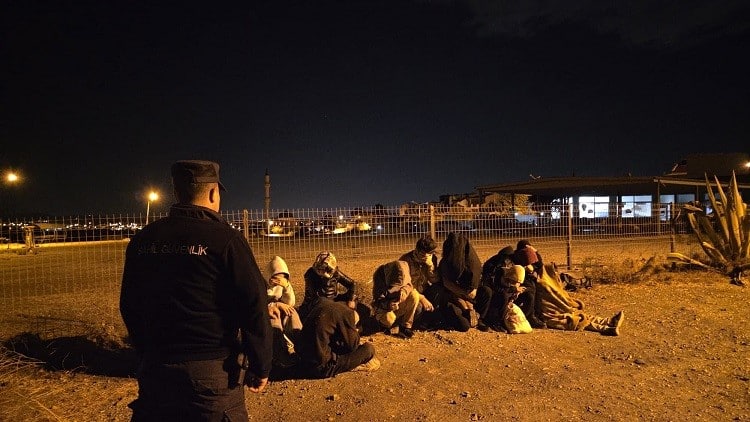 SEFERİHİSAR İLÇESİNDE SAHİL GÜVENLİK EKİPLERİ TARAFINDAN KARADA TESPİT EDİLEN 8'İ ÇOCUK TOPLAM 15 DÜZENSİZ GÖÇMEN YAKALANDI.