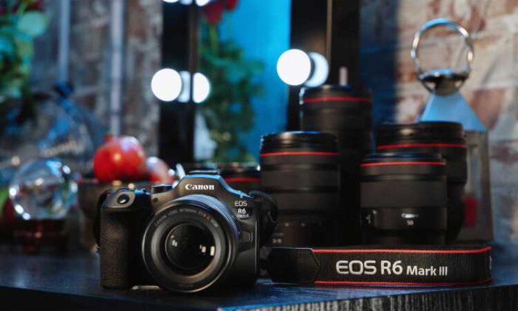 Canon’dan değiştirilebilir lensli dijital fotoğraf makinesi pazarında 23 yıllık kesintisiz liderlik