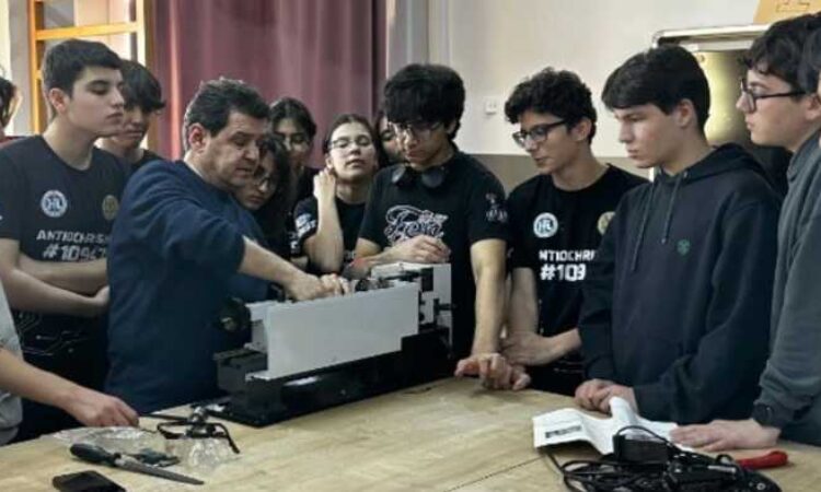 AYİDER’in desteğiyle depremin izlerini teknolojiyle silen gençler