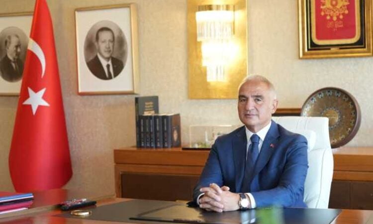 Bakan Ersoy: “Türkiye’nin zengin sanat birikimi dünyayla buluşacak”