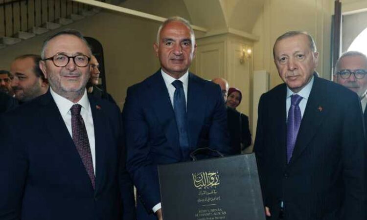İlk kez tıpkıbasımı yapılan 16 defterlik ilim hazinesi Bakan Ersoy tarafından Cumhurbaşkanı Erdoğan’a takdim edildi
