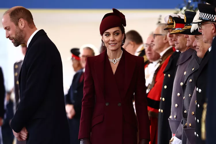 Perhiasan Kate Middleton Ini Bikin Salfok, Kode Siap Jadi Ratu?