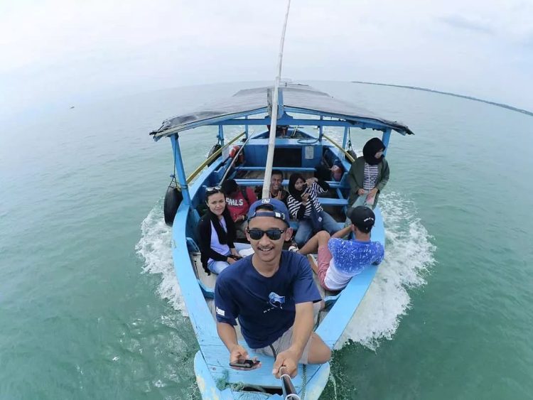 Perahu wisata menyebrang ke pulau panjang