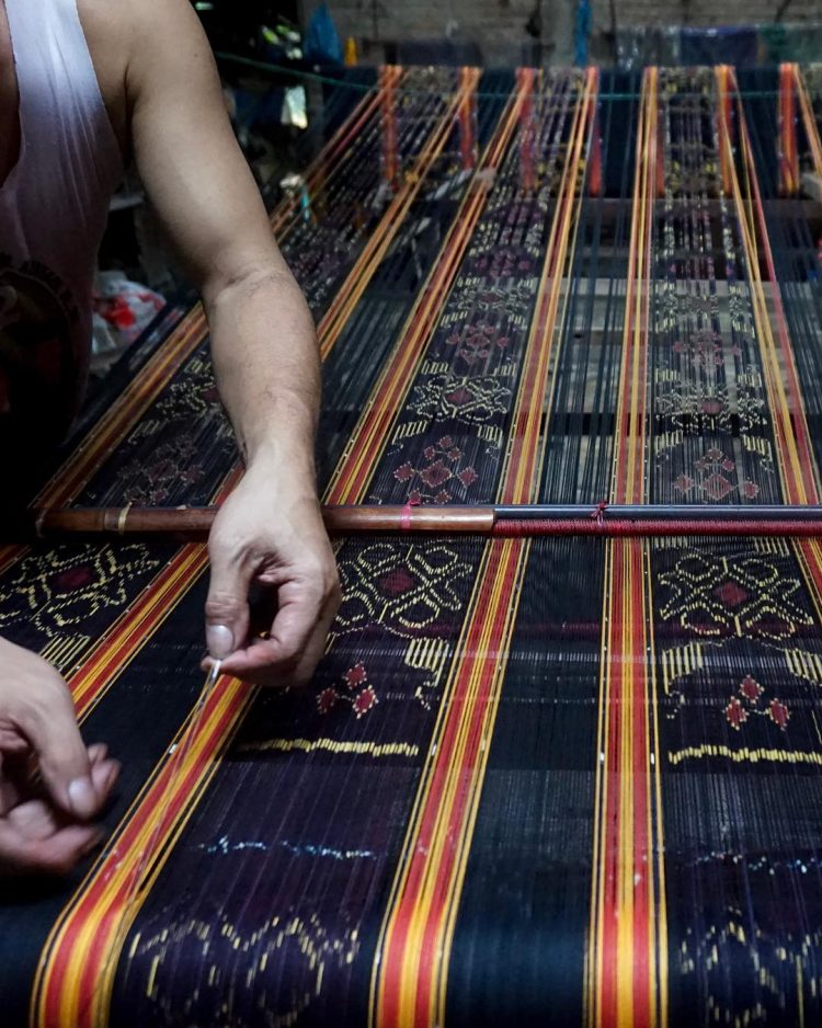 Pengerjaan Tenun Ikat Troso Jepara