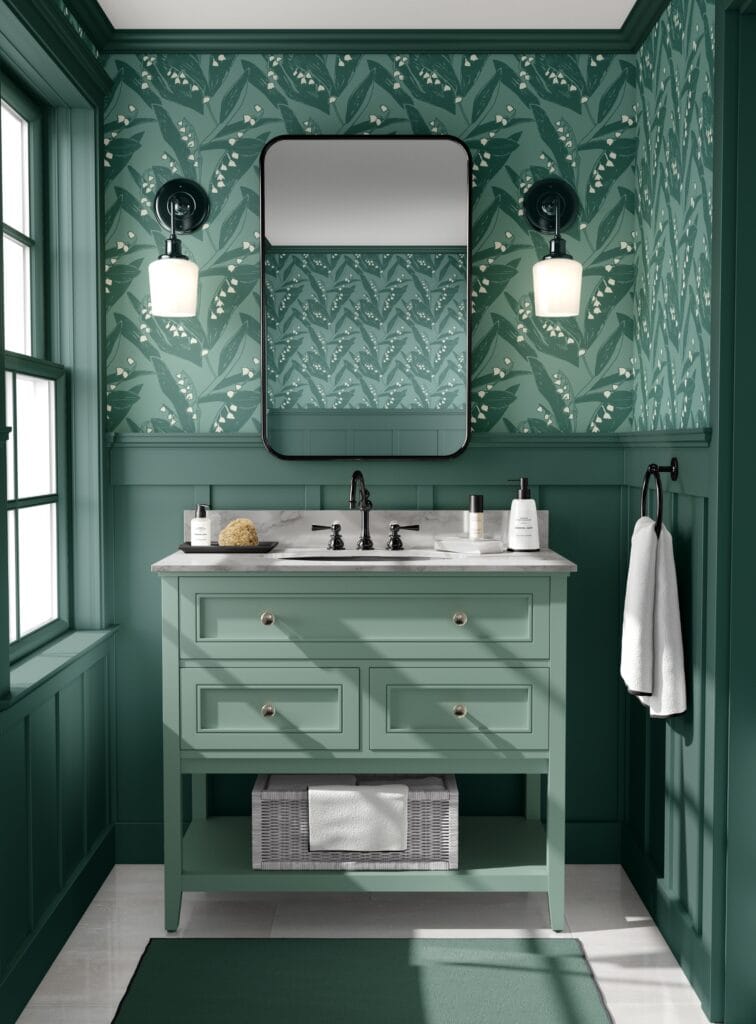 bagno in stile eclettico on carta da parati a foglie, boiserie verde e mobile da bagno verde