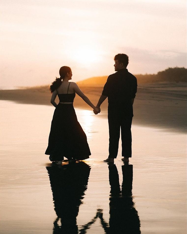 Foto prewedding di pantai
