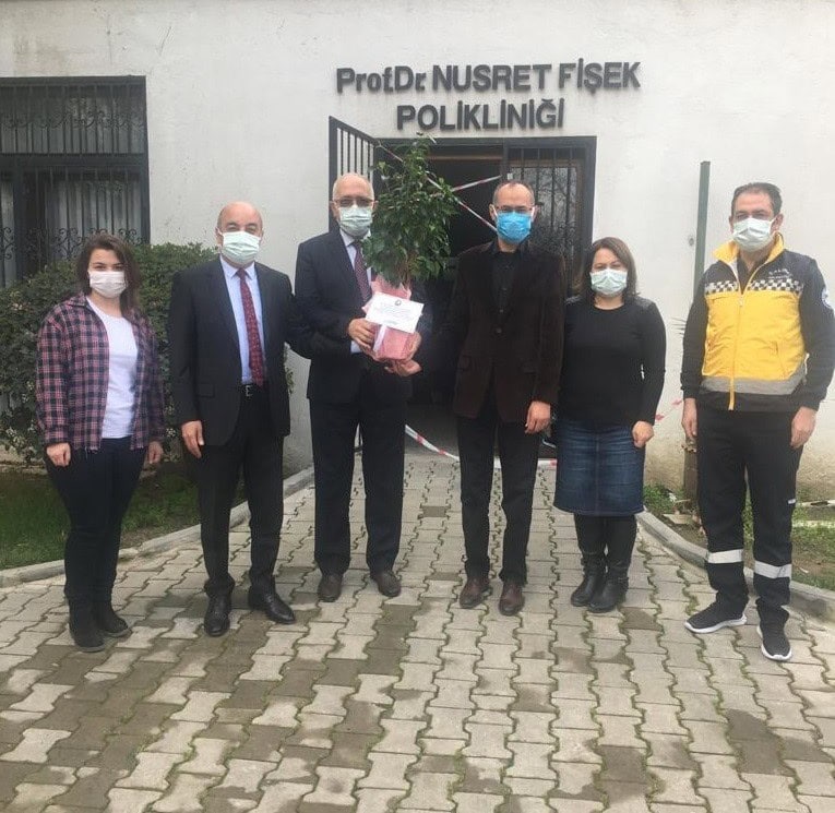 Salihli Belediyesinden sağlık çalışanlarına çiçekli kutlama
