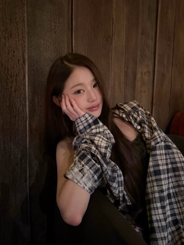 Kemeja Kotak-Kotak Jang Wonyoung