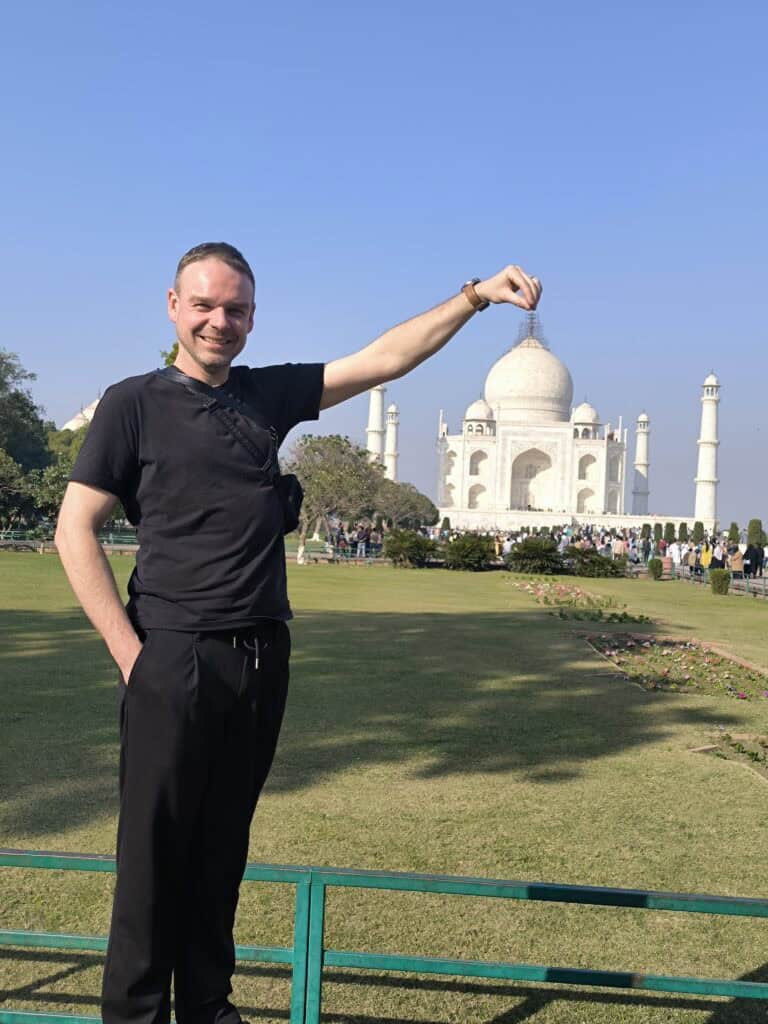 "inkriminovaná fotka" J. Pilaře s Taj Mahalem