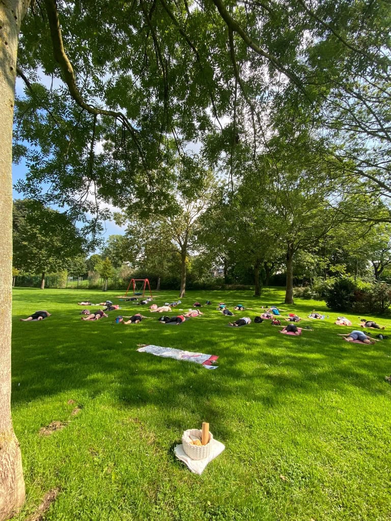 Outdoor Yoga im Underberg Freibad Rheinberg