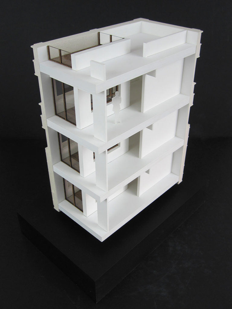 Maquette couleur d'une coupe d'un immeuble de logements et commerces à Paris 13 par Antonini architecte & associés