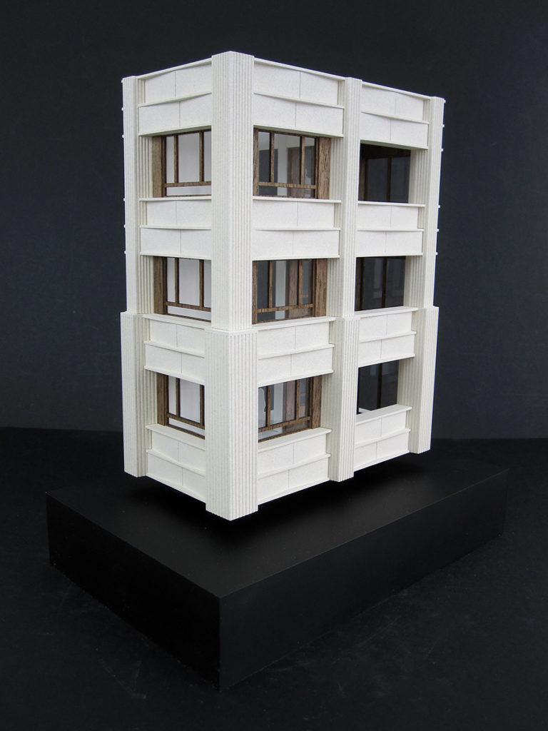 Maquette couleur d'une coupe d'un immeuble de logements et commerces à Paris 13 par Antonini architecte & associés