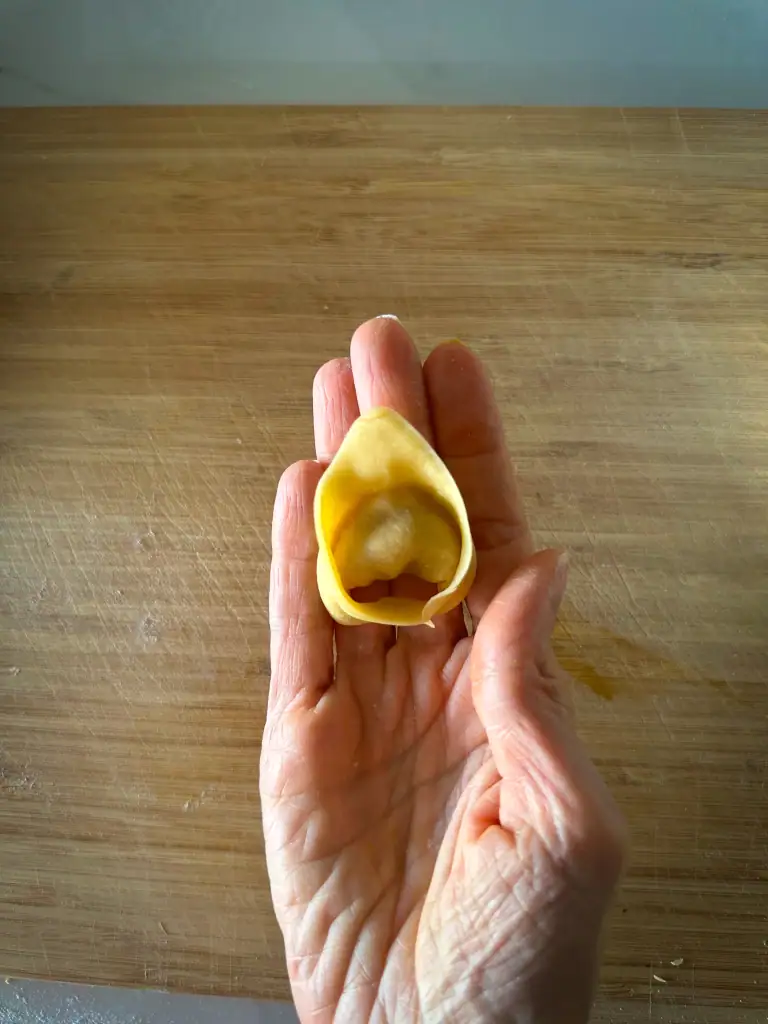 Tortelli shape in hand