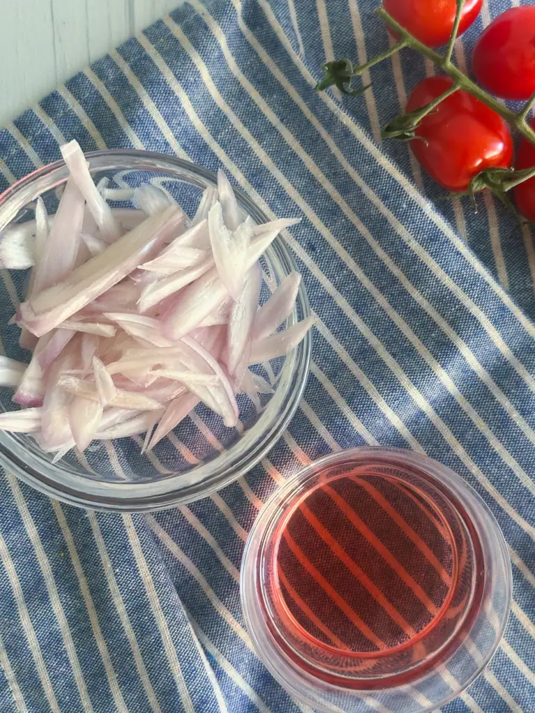 Onion and red vinegar: important ingredients for the Sicilian Potato Salad