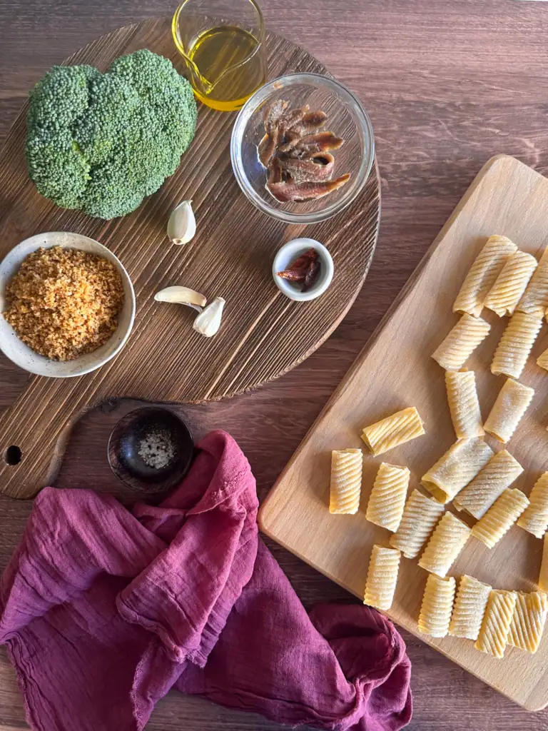 Ingredients to make rigatoni with broccoli, anchovies and breadcrumbs