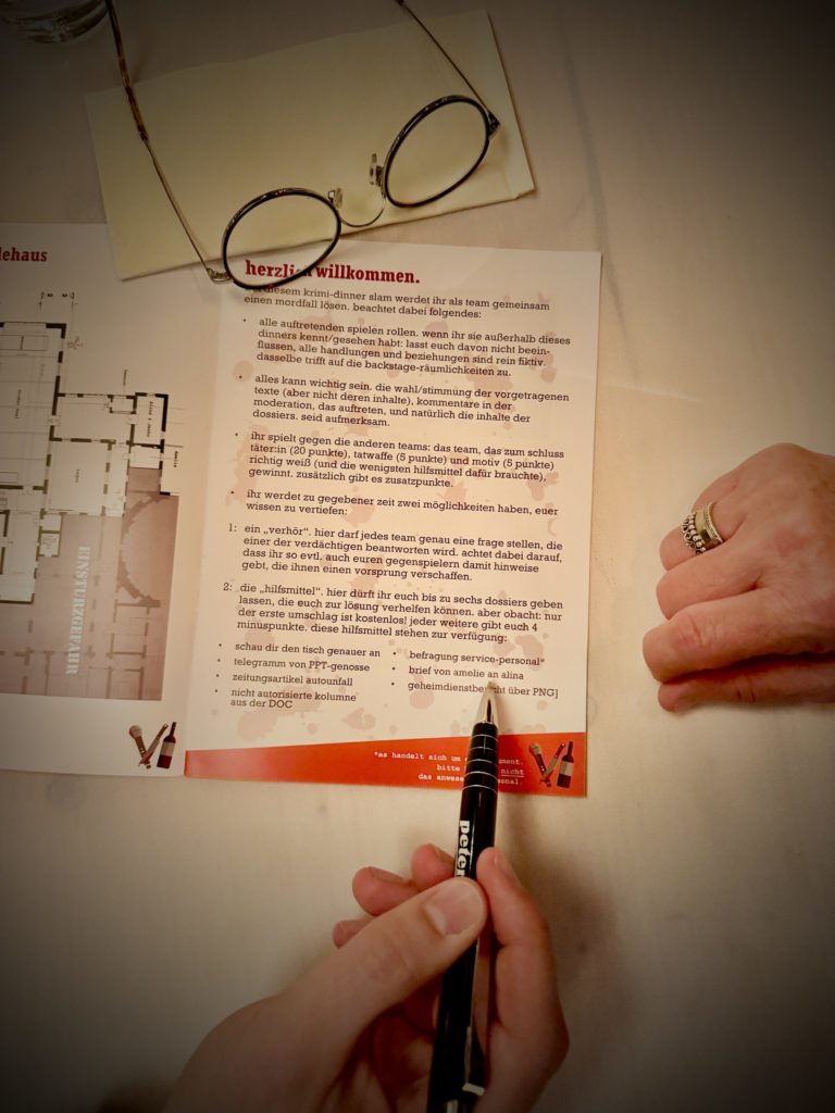 Interaktives Krimi-Dinner der Kiezpoeten in Beelitz-Heilstätten – stimmungsvolles Event mit Teilnehmern in historischen Kulissen, inspiriert von spannenden Kriminalgeschichten.