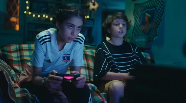 Captura Niños jugando colaboración Adidas y Colo-Colo