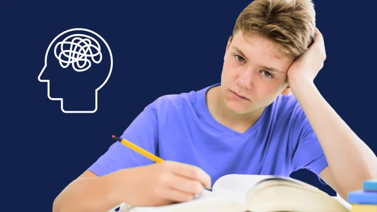 Adolescent en difficulté devant un cahier, manifestant un problème de concentration pendant l’étude. Son regard vide et sa posture expriment un manque de motivation, de clarté mentale et une surcharge cognitive. Cette image illustre les problèmes de concentration rencontrés par les élèves lors des devoirs, souvent liés à la fatigue mentale, aux distractions ou à une méthode de travail inadaptée.