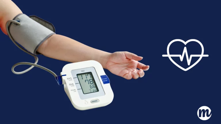 Tensiomètre électronique utilisé pour mesurer la tension artérielle, un outil essentiel pour comprendre comment lire un tensiomètre et surveiller la santé de votre enfant. Un élément clé en médecine vasculaire, dans le cadre du suivi du plan santé.