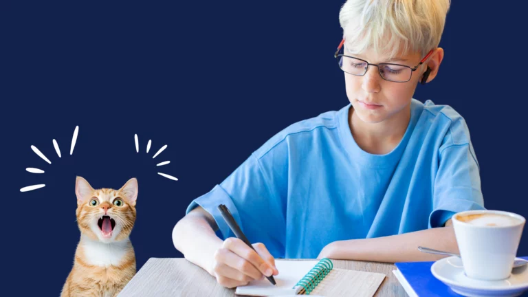 Collégien blond avec lunettes qui étudie à un bureau, carnet et stylo, atmosphère anti stress ; image évoquant l’accompagnement d’une personne inspirante par un tuteur diplomate, suivi du taux d’évolution et apprentissage renforcé par la correction de l’erreur humaine.