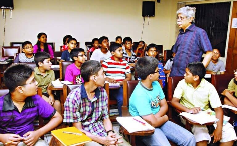 An Analysis of Primary Education : Some Initiatives to Make Curriculum Success An Analysis of Primary Education : Some Initiatives to Make Curriculum Success