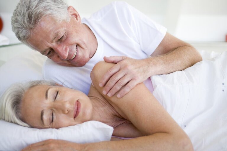 Understanding Erectile Dysfunction: Symptoms, Causes, and Treatment Options 3 elderly couple in bed