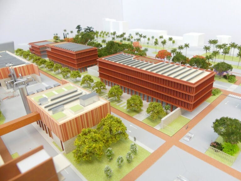 vue approchée de la maquette sur les bureaux et usine