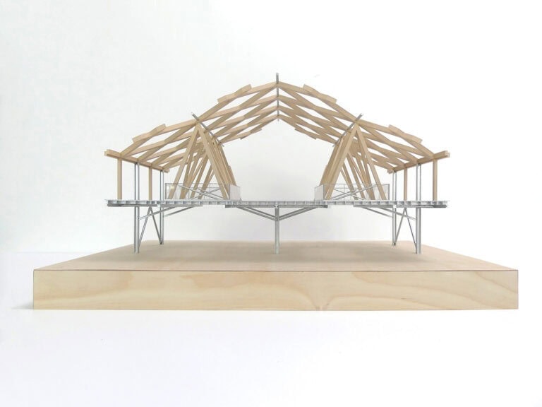 Maquette de coupe de charpente du château Cantenac Brown, vue de face, couleurs bois et aluminium