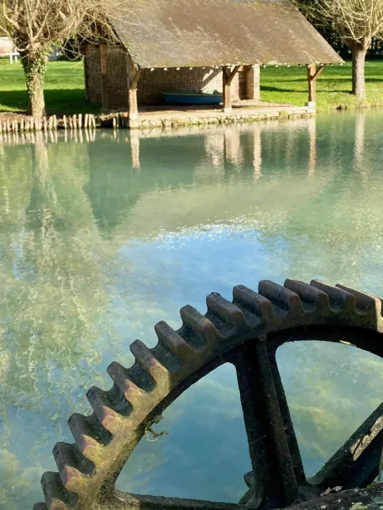 roue du moulin et vue sur le cours d'eau