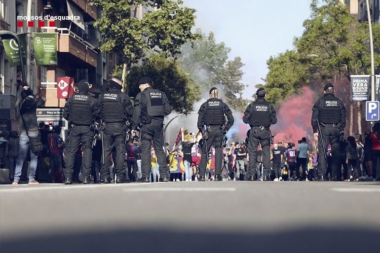 La BRIMO de los Mossos d´Esquadra Vigilancia de una concentración_La BRIMO de los Mossos d´Esquadra