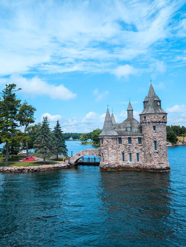 scenic cruise past Boldt castle in Thousand Islands
