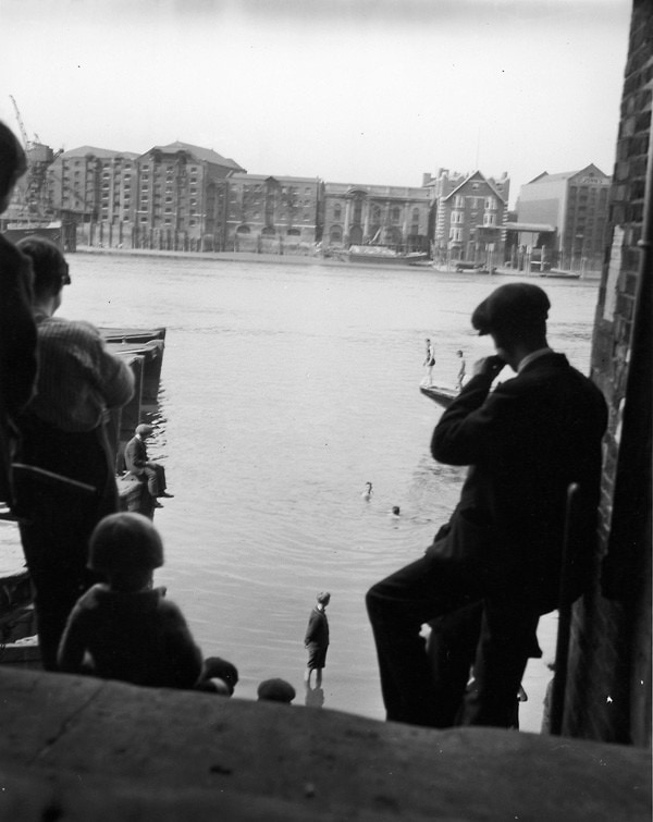 Rotherhithe children - Waldo McGillycuddy Eagar CBE circa 1933 - placed by the National Maritime Museum in Flickr Commons. Creative Commons Attribution-Non-Commercial-ShareAlike (CC BY-NC-SA) licence.