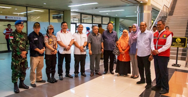 Rombongan Komisi III DPRD Kepri Foto Bersama Usai Meninjau Bandara Hang Nadim Batam
