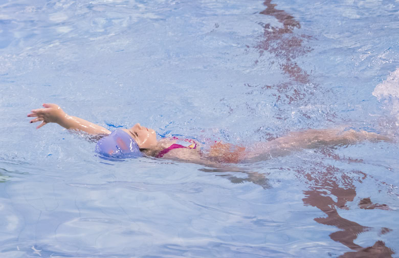 a 6 year old child swims with ease and good technique at blue wave Swim school in London, UK
