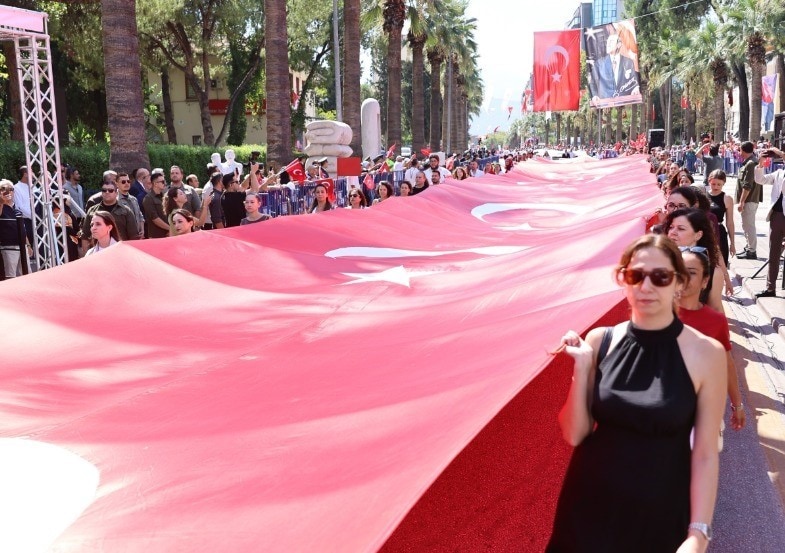 DENİZLİ'DE 30 AĞUSTOS ZAFER BAYRAMI KUTLAMALARI, VALİLİK ÖNÜNDEKİ ATATÜRK ANITI'NA ÇELENK SUNULMASIYLA BAŞLADI. TÖREN, HALK OYUNLARI GÖSTERİSİ VE ASKERİ GEÇİŞLE TAMAMLANDI.