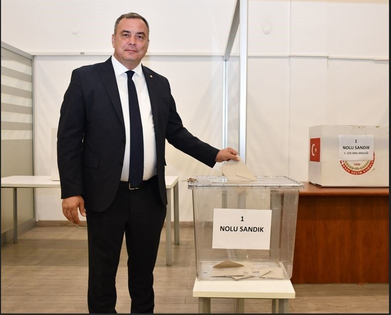 AYDIN TİCARET BORSASI’NDA TEK LİSTEYLE GERÇEKLEŞTİRİLEN SEÇİMLERDE YÖNETİM KURULU BAŞKANI FEVZİ ÇONDUR, 1 NOLU SANDIKTA OYUNU KULLANDI.