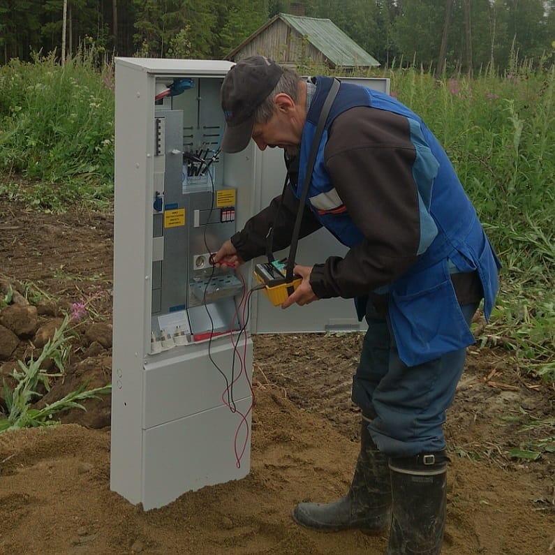 Vilho Ruponen mittaa sähkökeskusta