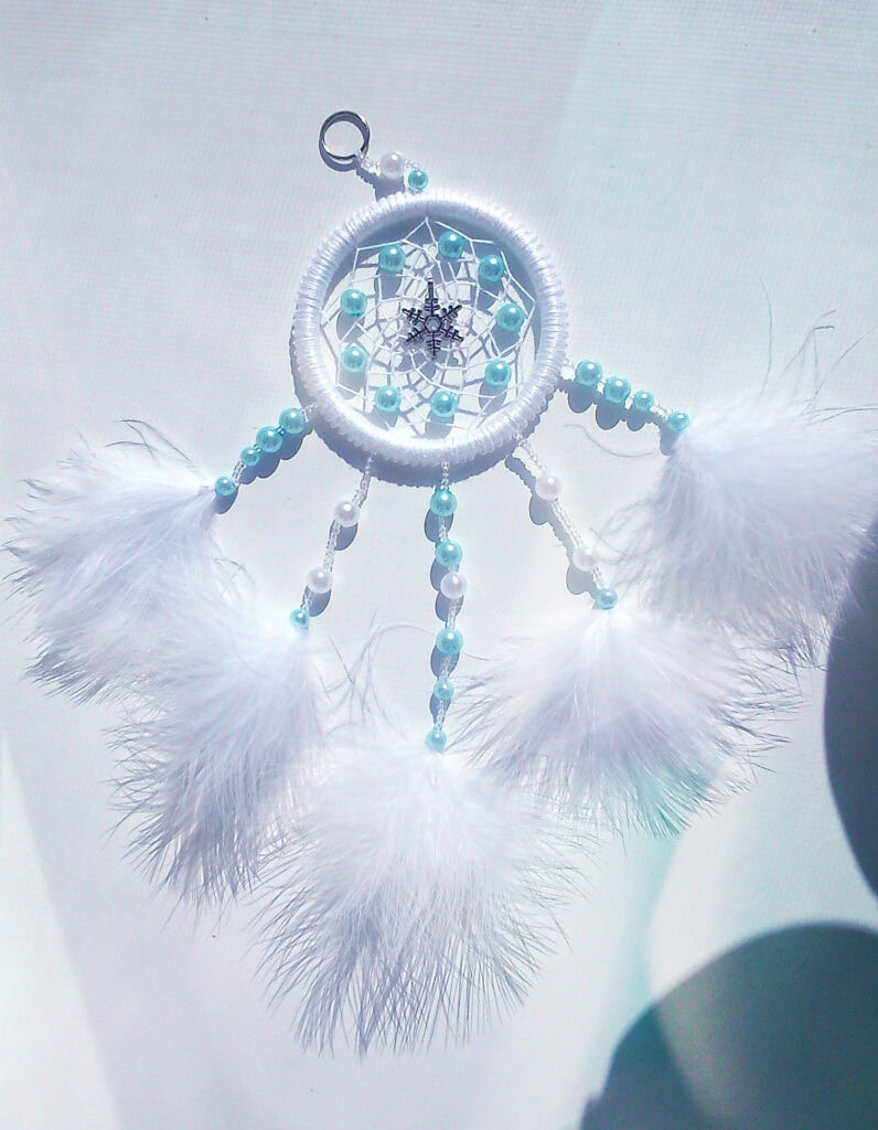 Figura de atrapasueños blanco pequeño con cuentas azules