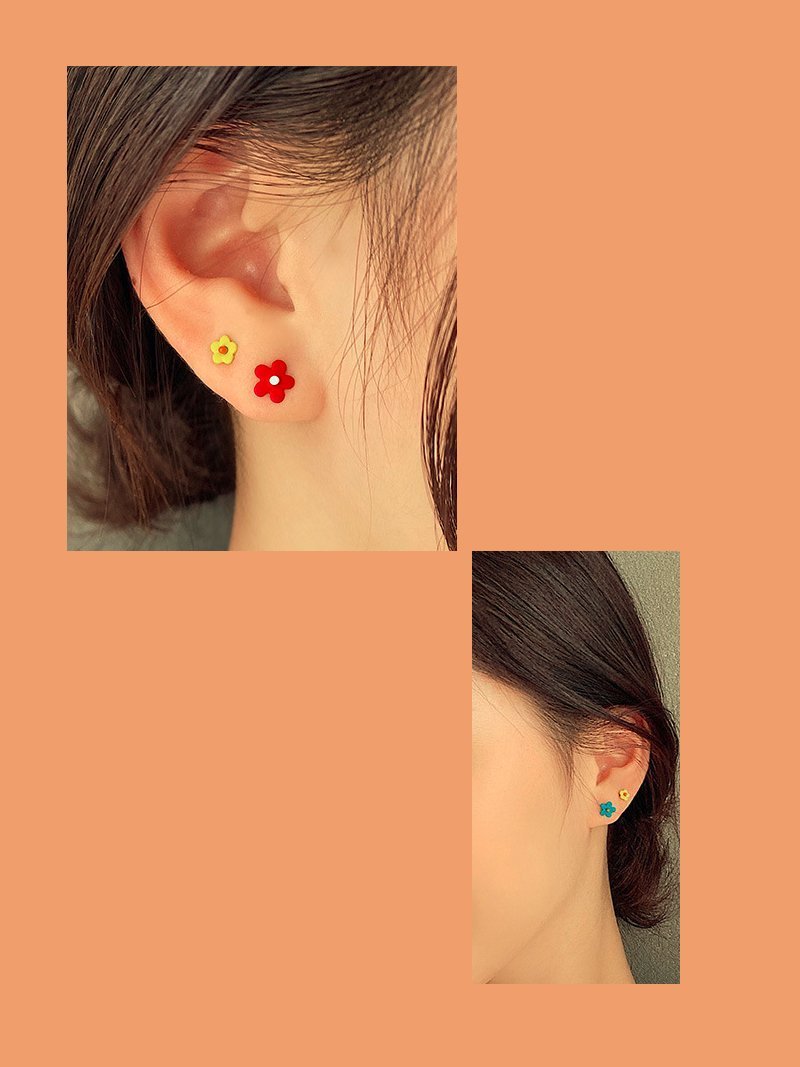 pack pendientes mini flor con modelo